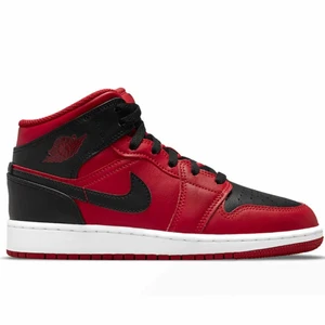 Jordan 1 mid reverse bred - Hej! Jag har dessa snygga jordans i alla storlekar mellan 36-40. Alla är helt nya i sin original förpackning. Hör av dig ifall du har några frågor😁