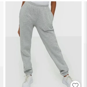 Grå mjukisar - Säljer nu mina grå mjukisar från Nelly i storlek S. Säljer för 150kr. Säljer då dem är för stora för mig. Riktigt snygga på.