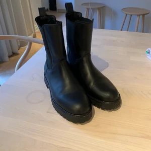 Boots - Ett par väldigt snygga boots som passa perfekt nu till våren. Säljer pga att de är för små :)