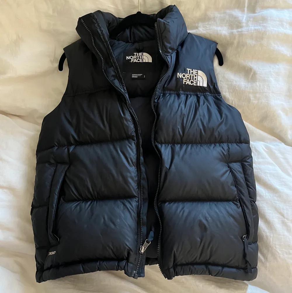 Tänkte sälja min svarta the north face väst i storlek S. Finns ett dragsko/resor grej längst ned så man kan spänna in och ut passformen. Nypris 2 495 kr och inga skador. Köparen står för frakt kostnad och väljer frakt. Kan köra på både safepay och vanligt.. Jackor.