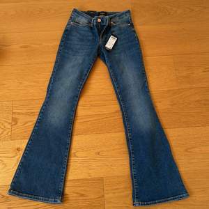 Lågmidjade bootcut jeans, helt oanvända från vero moda, säljer dom för att dom inte kommer till användning❤️prislappen kvar!