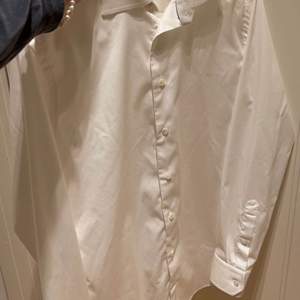 Helt ny eton skjorta i förpackning säljs i strl. 43,42 och två i 38.  I vit färg, säljs pågrund köpt från ett lager. Perfekt inför studenten eller bara för att använda:) skickar gärna fler bilder privat. 