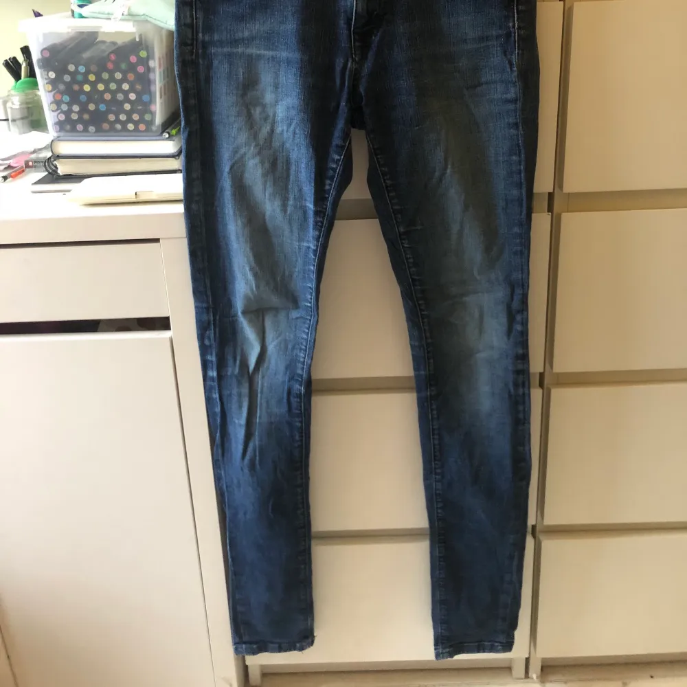 Fina mörkblåa jeans! Skinny fit!  Köparen står för frakt men möter annars upp i Stockholm 🌟. Jeans & Byxor.