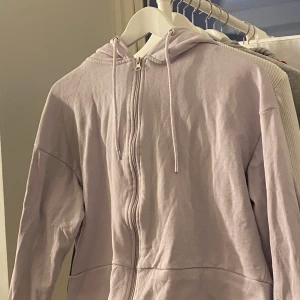 Ljus lila kofta/zipp up hoodie - Ljus lila kofta/zipp up Hoodie med luva. Kan mötas upp eller skickas. Den stryks och tvättas innan den skickas/hämtas. Endast använd 2ggr. Man kan välja spårbar frakt elr ej så pris på frakt kan ändras.