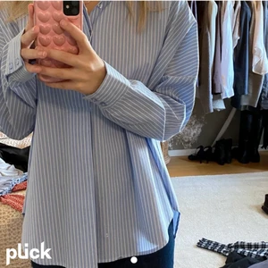 Blå skjorta - Blå skjorta från H&M som knappt är använd! As snygg Inter en stickad tröja eller så💕