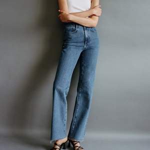 Jättefina Zara jeans i storlek 36. Varsamt använda så de är mycket bra kvalitet! 