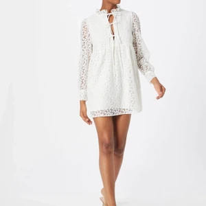 Vit klänning, studentklänning - Beställde hem denna fina klänning som kommundagar men passade tyvärr inte mig..:( Men så fin till sommaren och speciellt om man ska studenten!!!😍😍 