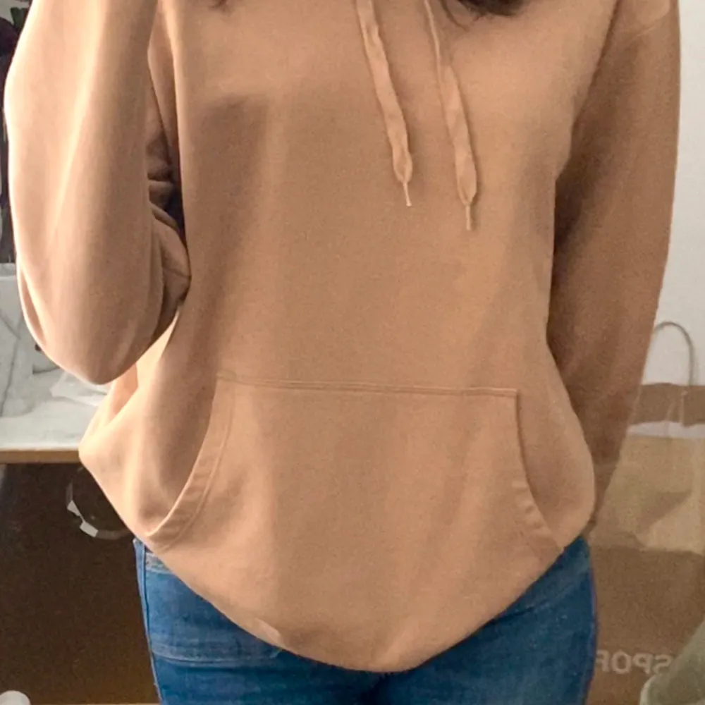 Säljer min fina beige/ljusbruna hoodie som tyvärr inte kommer till användning längre! Dm:a vid frågor, bilder elr liknande!. Hoodies.