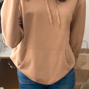 Säljer min fina beige/ljusbruna hoodie som tyvärr inte kommer till användning längre! Dm:a vid frågor, bilder elr liknande!