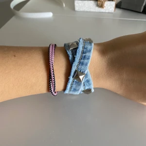 NITARMBAND (Crossed blue)❤️ - Säljer detta Nitarband gjord av jeans med silvriga nitar ❤️ Egengjord och helt nytt, kommer sälja fler så håll utkik skriv för fler bilder eller frågor 😘 Priset kan diskuteras! 
