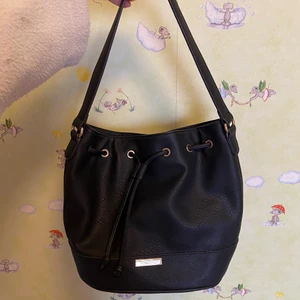 Svart väska  - Super fin svart väska! :-)