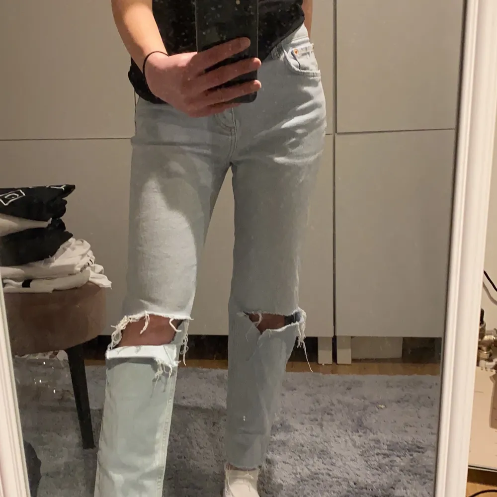 Straight jeans med hål från zara i storlek S. Använd ett fåtal gånger. Skriv för fler bilder eller andra frågor💖. Jeans & Byxor.