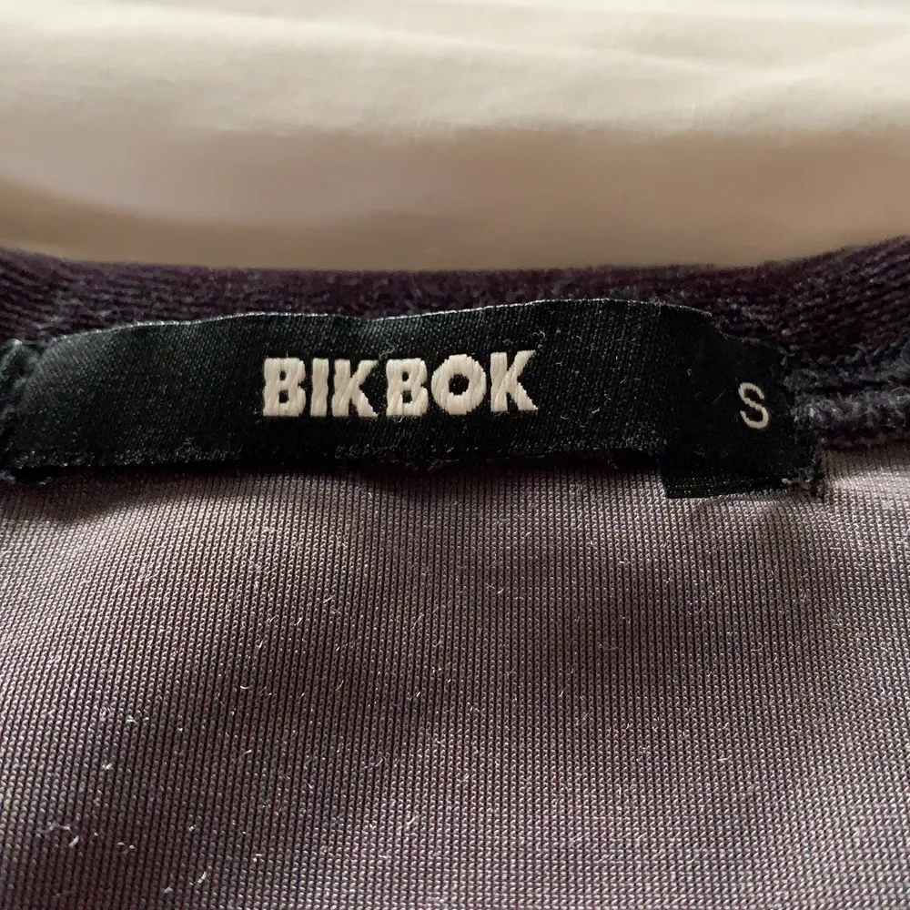 Fin tröja från BikBok. Aldrig använd. Vita rem på armarna. Passar XS. Ser inga märken eller skador, så som ny. Köparen står för frakt📦 . Tröjor & Koftor.