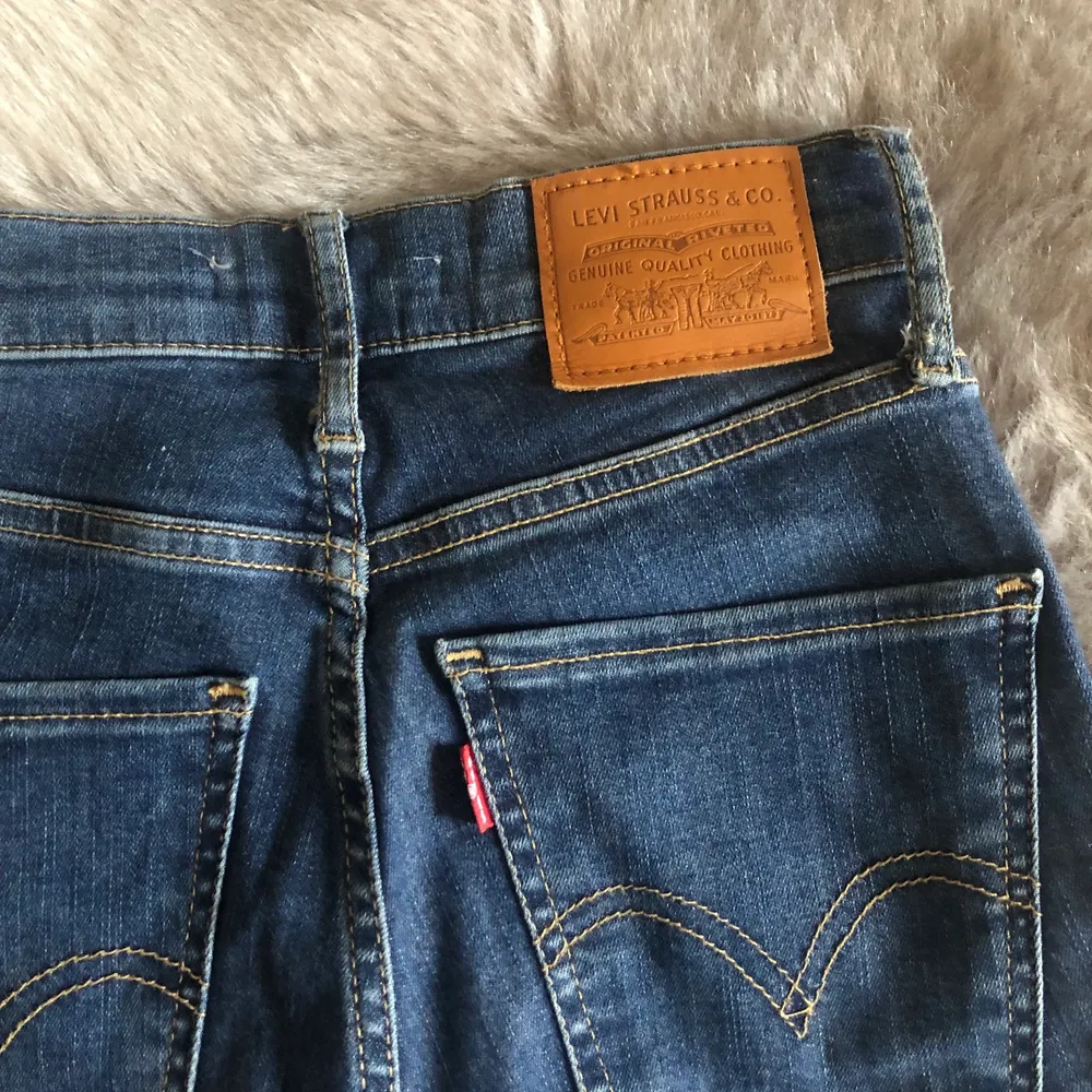 Ett par helt vanliga skinny jeans ifrån Levis i jättebra skick!! Skriv för fler bilder❤️. Jeans & Byxor.