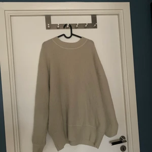 Stickad tröja  - en jättefin stickad tröja från weekday på herravdelningen. Men vem som helst kan använda tröjan. Jag säljer pga att den tyvärr inte kommer till användning. Varan är i bra skick :) 