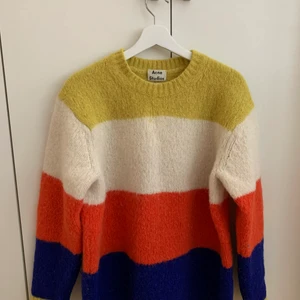 Acne stickad tröja - Acne tröja, har en fläck på framsidan annars i jätte bra skick, nypris 3800kr, xs men passar mer som S-M