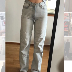 Vida zara jeans - Ljusblåa vida jeans från zara.  Använda men i mycket bra skick. Perfekt längd för mig som är 176, men går lätta att klippa av.