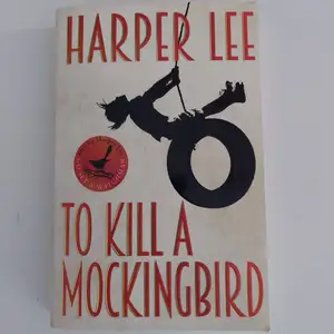VID INTRESSE, KOM MED BUD. To kill a mockingbird - Harper Lee. Amerikansk klassiker skriven under 60-talet. Bokens handling ses på andra bilden. Läst en gång men inga tecken på användning så i nyskick.