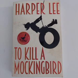 To kill a mojckingbird - VID INTRESSE, KOM MED BUD. To kill a mockingbird - Harper Lee. Amerikansk klassiker skriven under 60-talet. Bokens handling ses på andra bilden. Läst en gång men inga tecken på användning så i nyskick.