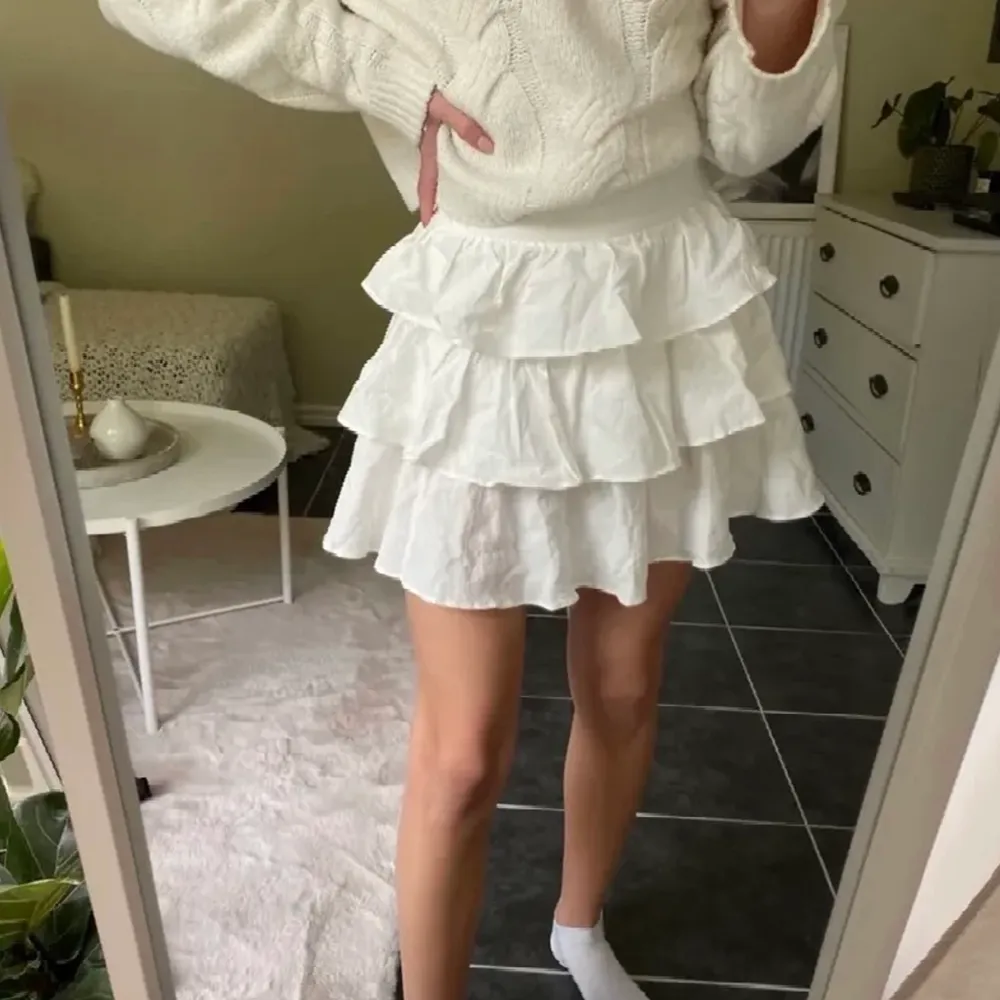 Superfin vit kjol som är perfekt till sommaren🤍🤍Nyskick! LÅNAD BILD. Kjolar.