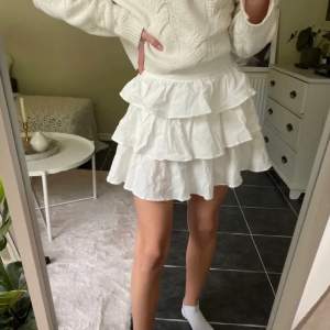 Superfin vit kjol som är perfekt till sommaren🤍🤍Nyskick! LÅNAD BILD