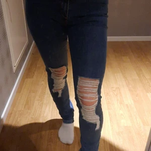 Never denim, blåa jeans - Det är ett par blåa jeans från never denim som är köpta på bikbok i storlek M. Använda kanske 5 gånger inget slitage. Lite små för att vara storlek M. 100kr+frakt