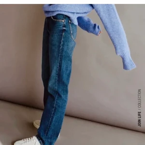 Mid rise straight jeans - Säljer mina mörkblå zara jeans då de blivit för små. Jag har lagt ner de så de passar mig i längden och jag är 172cm. Hör gärna av dig om du har frågor eller vill ha fler bilder. Jag har också två knappar vid sista knappen, så man kan få dom större i midjan. Köp direkt för 300kr