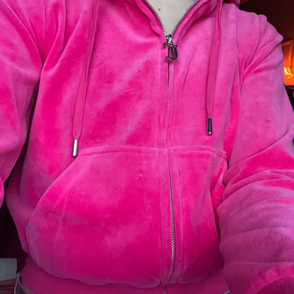 Jättefin rosa Juicy-hoodie i nyskick!❤️‍🔥  Nypris 1100 kr, inköpt för några månader sedan men är endast provad. Färgen finns inte på hemsidan längre. ☺️. Hoodies.