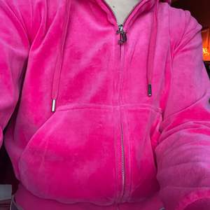 Jättefin rosa Juicy-hoodie i nyskick!❤️‍🔥  Nypris 1100 kr, inköpt för några månader sedan men är endast provad. Färgen finns inte på hemsidan längre. ☺️
