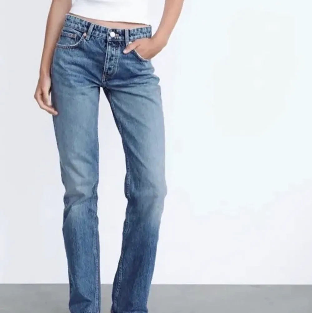 Säljer dessa slutsålda snygga jeans i storlek 34! Använda endast fåtal gånger. Säljer, eller byter mot ett par i strl 36. Säljer de endast då de sitter lite tight på mig. Köparen står för frakt. Nyköpta för 359.. Jeans & Byxor.