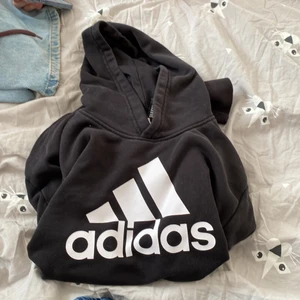 Adidas hoodie - Vill inte ha för min stil är inte riktigt den här typen av kläder. Nypris:499 men jag säljer denna för 230+frakt. Inte använd så mycket och finns inga fläckar eller någonting på den❤️
