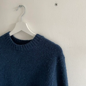 Mörkblå stickad tröja - Säljer denna superfina mörkblå stickade tröjan från H&M i strl XS. Använd ca 3 ggr och nypris 399kr