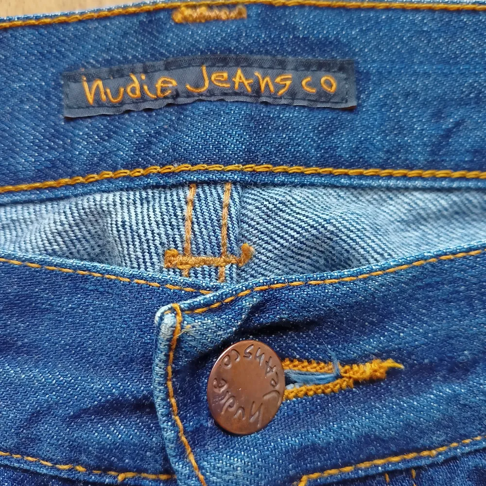 Ett par helt oanvända Nudie jeans i storleken 32