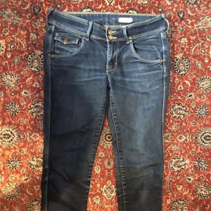 Skit snygga y2k jeans med coola fickor - Jag har aldrig andvänt dom. köpta secondhand. Hela och fina.