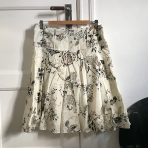 Mönstrad kjol  - Fin mönstrad kjol. Lappen för materialet är bortklippt men skulle gissa på bomull. Strl 38