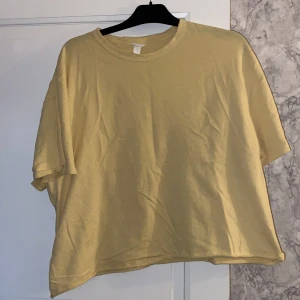 T-shirt  - Ljusgul T-shrit 