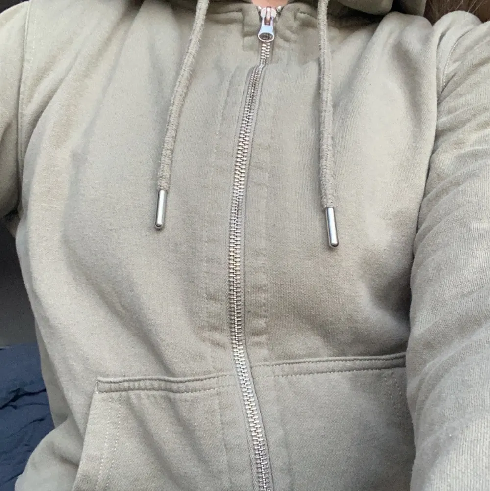 En zip up hoodie i färgen grön, färgen tas inte upp i kameran tyvärr!! Den är super skön och passar nästan till allt. Är i storlek S men passar till xs beroende på hur man vill att den ska sitta. . Hoodies.