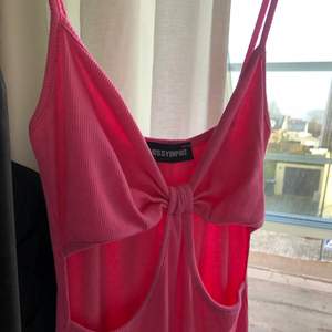 En superfin rosa klänning från Missy Empire. Storlek S/M och endast använd vid ett tillfälle. Vid snabb affär, 280kr INKLUSIVE FRAKT! 🥰