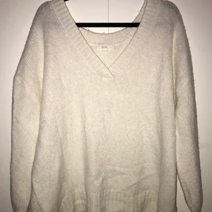 Stickad tröja - Jätte snygg stickad tröja från H&M. Väldigt fint skick! Kontakta mig för fler bilder. Priset kan diskuteras! 💕