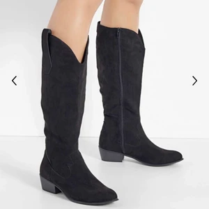 Cowboy boots - Säljer dessa cowboy boots som är helt oanvända och så fina!! Storlek 38, och liten klack🖤🖤