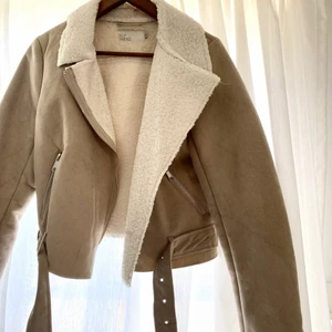 NLY trend jacka - Mycket fin beige pälsad jacka från NLY trend i storlek 38. 🤍 Använd 1 gång, som nyskick. Köpt för 900kr, säljer för 300. Fler bilder kan såklart skickas ✨ 