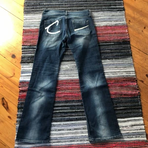 Crocker jeans - Thriftade men är i topp kvalite. Dyng najs fit, bud börjar på 150:-   Midjemått: 38cm Innerbenslängd: 77cm