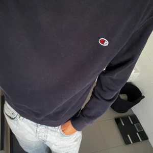Champion sweatshirt  - Mörkblå vintage champion sweatshirt till salu då den är för liten för mig! Väldigt bra skick och inga hål eller fläckar! Köparen står för frakt!