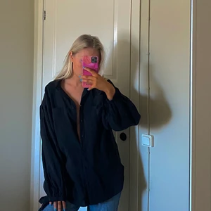 Svart skjorta puffärm - Svart tunn skjorta med puffärmar och knytning vid handen. Knappt använd