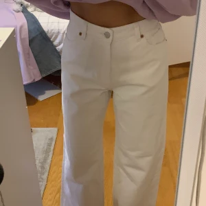 Vita jeans (vida) - Nya jeans som aldrig är använda, de passar mig i längden som är 161cm men de sitter liiite löst på mig bara, och de är från monki där de kostar 200kr men jag säljer för 150kr ink frakt 