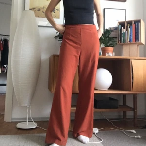 Orange byxor - Har ett par byxor som letar ny ägare! De är i något lite mjukare material och sitter jätteskönt (men har mest använt dem på fest).