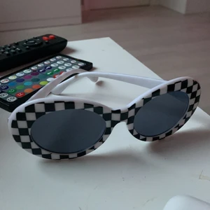 glasögon  - köpta för några år sen men använder inte längre💓