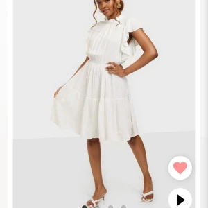 Studentklänning - Beställde denna superfina och sköna klänningen från Nelly till studenten. Hittade en annan som jag gillade mer och säljer därför denna. Prislapp finns kvar! Pris 549kr. Storlek 34.