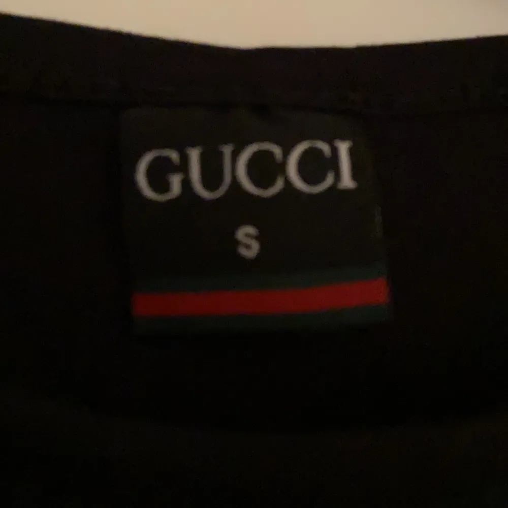 Gucci T-shirt i storlek S. Den är inte äkta men aldrig använt. T-Shirten har färgen svart. . T-shirts.