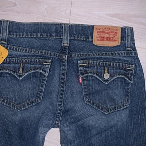 Vintage levis, lågmidjade jeans i stl. S - Jättesnygga vintage lågmidjade jeans från Levis. Med jätte fin detalj på fickorna bak. Säljer de tyvärr för de inte passar mig i storleken. Köpt de i secondhandbutiken beyond retro i London. Säljer de för 400+frakt, hör av er om ni är intresserade. 